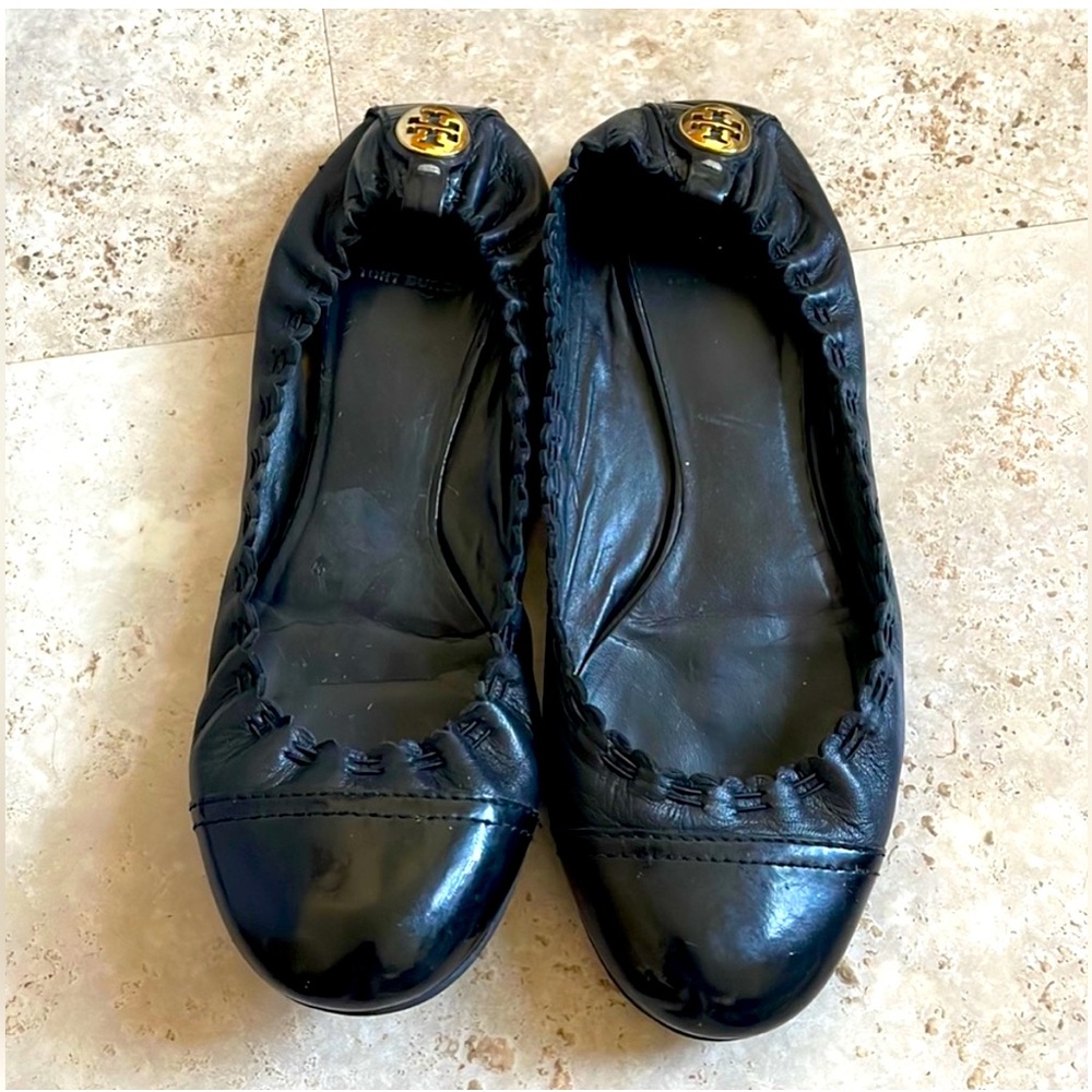 Tory‎ Burch Leather Flats Size 5.5 Navy/Black Gold Logo Cap Toe Fair Condition